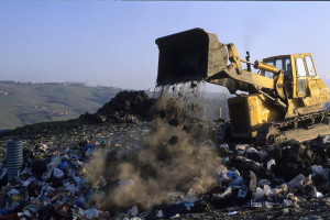 Tractor colocando basura en un vertedero